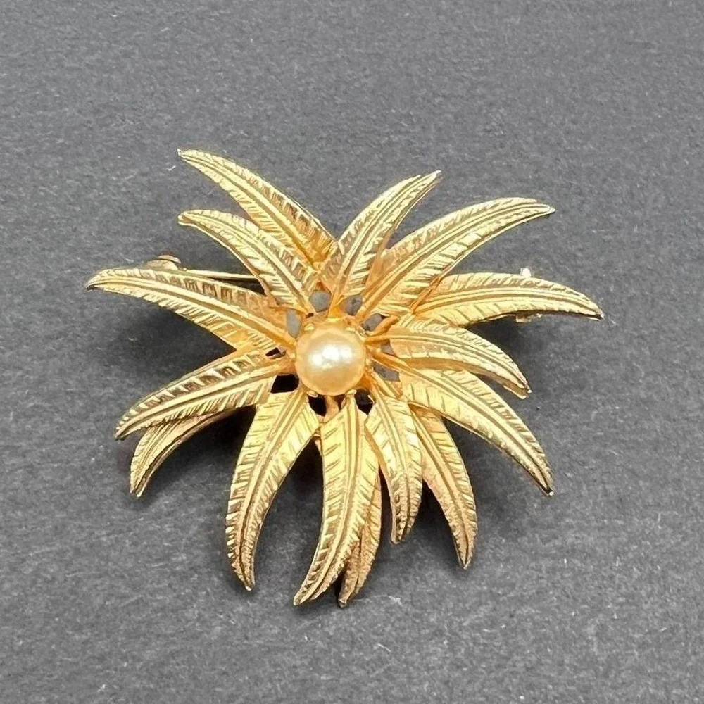 Vintage‎ Brooch Gold Tone Textured Flower Faux Pearl Signed Brooks